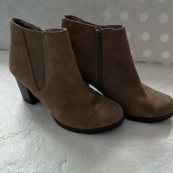 Clacks Taupe Pause Camelia Suede Ankle Boots Side Zip 8M - Picture 2 of 10